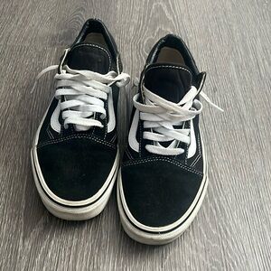 SOLD. Vans old skool size 8.5